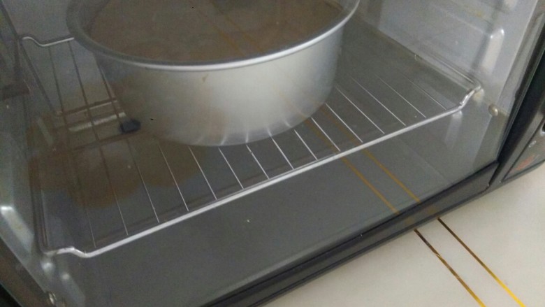 红枣戚风蛋糕,放入预热好的烤箱,中下层,上下火,140度40分钟,然后再155度20分钟。烘烤时注意观察,温度随自家烤箱的不同情况随时调节