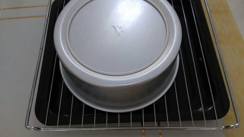 红枣戚风蛋糕,马上倒扣,下面腾空