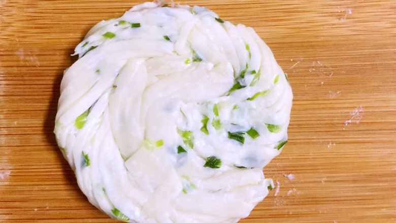 馄饨皮版香葱银丝饼,然后用擀面杖擀薄,厚度在0.5cm左右就可以