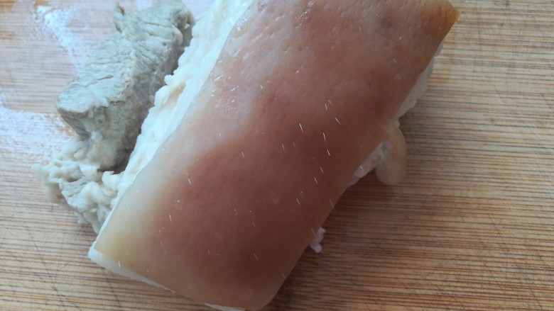 家常红烧肉,把煮好的肉捞出沥干水，用夹子仔细拔去毛，这个毛一定要拔干净，否则直接影响口感。