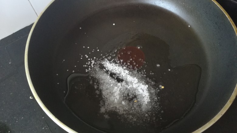 家常红烧肉,加入25克白糖（具体用量按肉的多少酌情加减）。