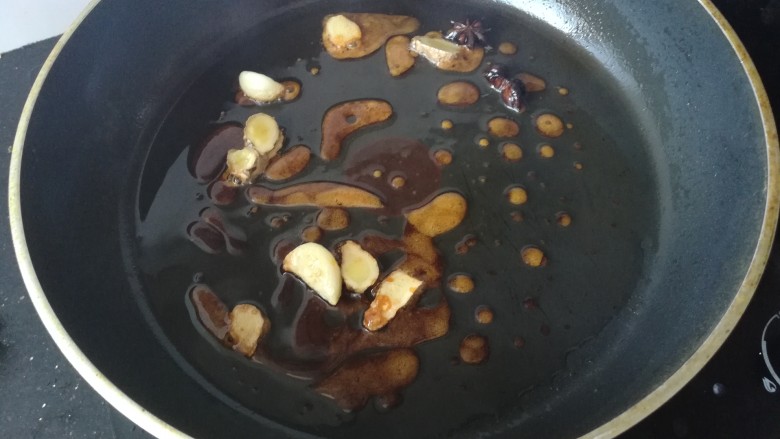 家常红烧肉,继续熬至糖开始起泡，这个过程要注意火候，千万不要把糖烧焦至冒烟，否则做出来的红烧肉颜色发黑味道变苦。