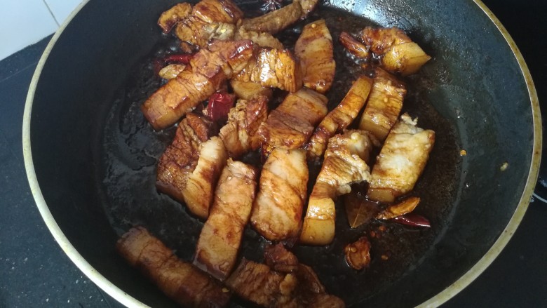家常红烧肉,加入1匙<a style='color:red;display:inline-block;' href='/shicai/ 762'>老抽</a>，1匙<a style='color:red;display:inline-block;' href='/shicai/ 718'>料酒</a>炒匀。