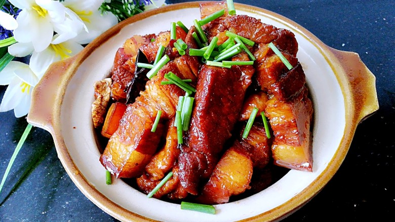 家常红烧肉,出锅装盘，红烧肉的油被油豆腐吸收了一部分，肥肉不腻，油豆腐吸收了红烧肉的油，又变得鲜香可口，很好的搭配哦！