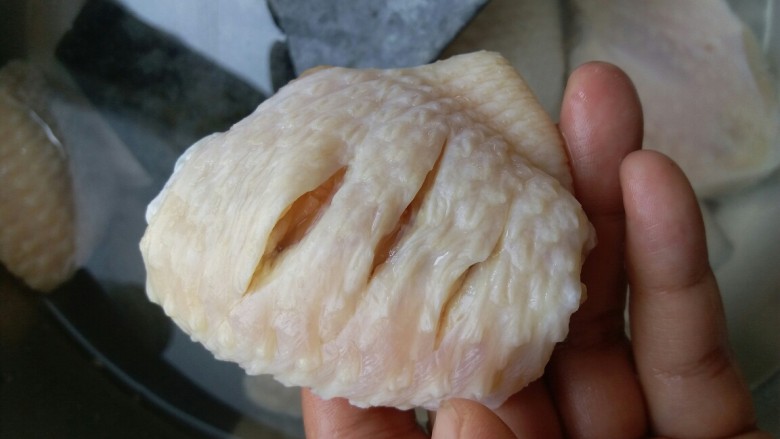 翅中炖土豆,切几刀以便入味儿