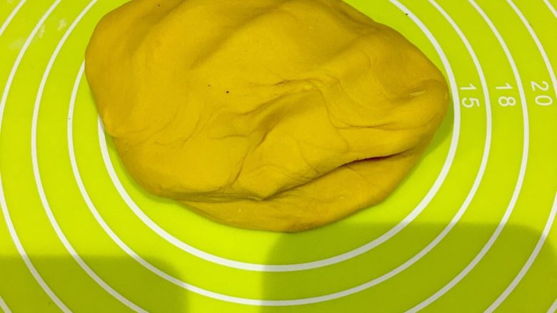 🎃香酥南瓜饼🎃,把所有调料调匀后捏成面团啦