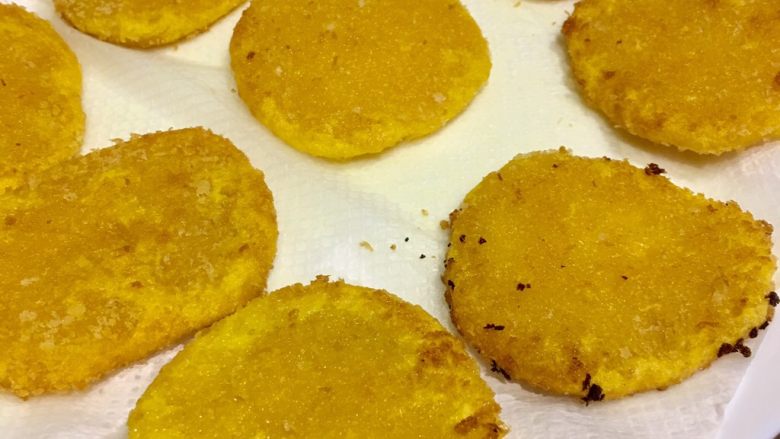 🎃香酥南瓜饼🎃,搞定!出锅,我垫了厨房纸吸油