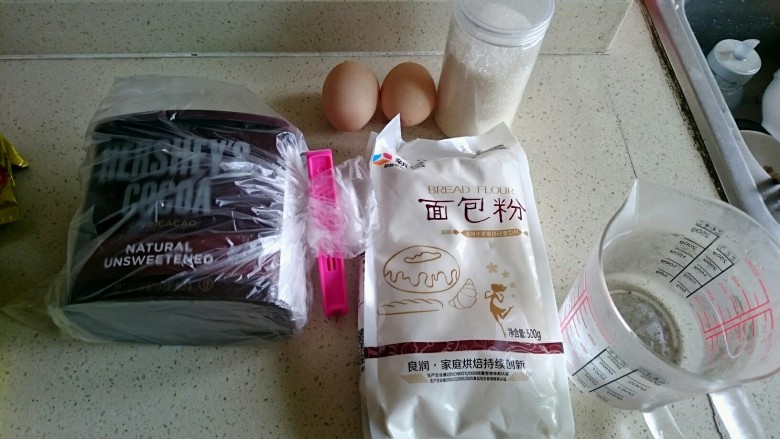 巧克力毛毛虫面包,首先当然是准备工作，<a style='color:red;display:inline-block;' href='/shicai/ 920'>可可粉</a>，<a style='color:red;display:inline-block;' href='/shicai/ 28205'>高粉</a>也就是面包粉，<a style='color:red;display:inline-block;' href='/shicai/ 9'>鸡蛋</a>，<a style='color:red;display:inline-block;' href='/shicai/ 3729'>白糖</a>，还有冰水（因为是夏天，怕面还没揉好就开始发酵啦，冬天记得用温水喔！）
