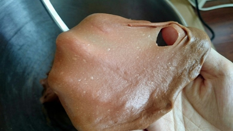 巧克力毛毛虫面包,揉到这个程度就可以,不用到完全阶段哈!(可以扯一小块面团,慢慢撑开,能撑出膜就好)