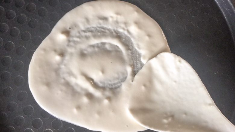 鲜美饼皮汤,用铲子把面糊放入电饼铛里用铲子摊平