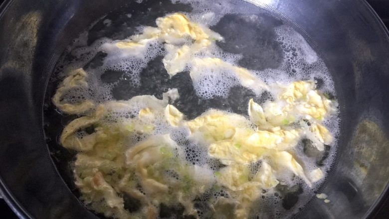 鲜美饼皮汤,加入水大火烧开