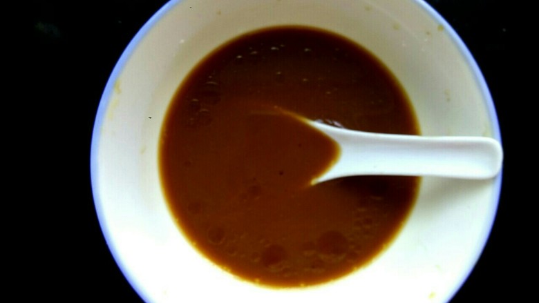 蒜苔溜鱼段,拿一小碗,放入两勺生抽,一勺醋,半勺<a style='color:red;display:inline-block;' href='/shicai/ 10588'>糖</a>,一勺料酒,两勺淀粉,一点点盐,几滴香油,四五勺清水调匀