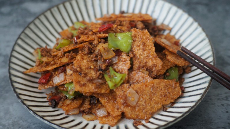 洋葱肉沫炒锅巴
,炒好的锅巴依旧酥脆，当零食也是妥妥的啦～