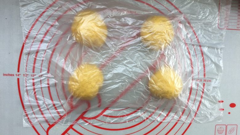 胡萝卜口袋面包,将发酵好的面团,排气,均匀的分成4份,包上保鲜膜再次醒发20分钟。