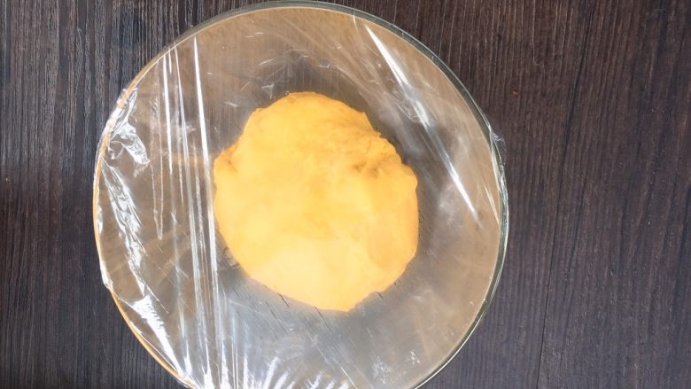 胡萝卜口袋面包,取出揉好的面团,放入无油无水的盆中,包上保鲜膜,放置温暖处,面团发酵至2倍大。