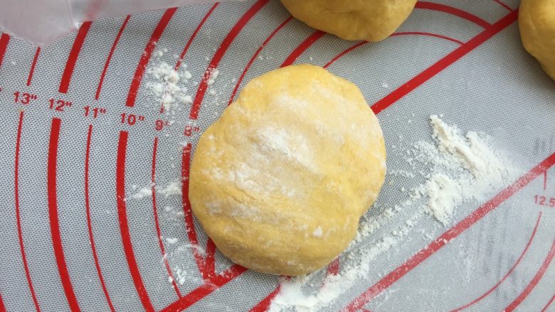 胡萝卜口袋面包,烤箱预热上下火200度,20分钟。
面团表面沾少许面粉,排气。
