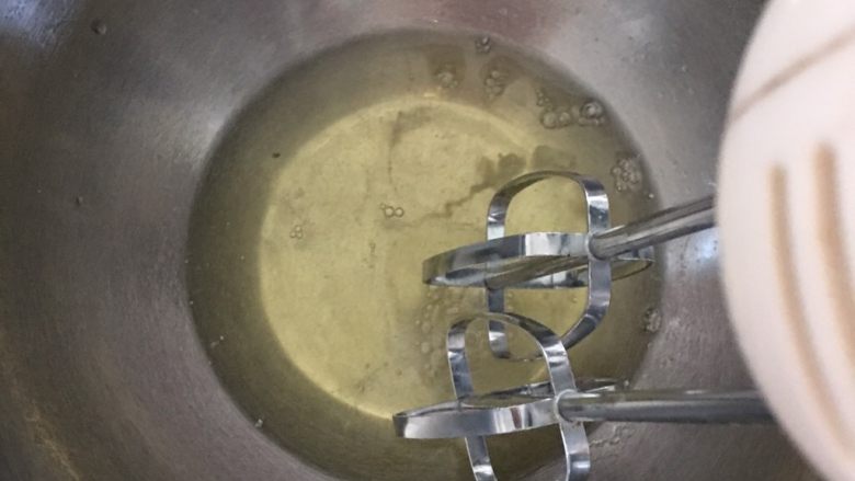 8寸中空戚风蛋糕,下面来打发蛋白。打发蛋白有人喜欢加几滴柠檬汁或者白醋,亲们喜欢也可以加!我不太习惯加!这个时候我的烤箱会打开进行预热了!130度预热十分钟!