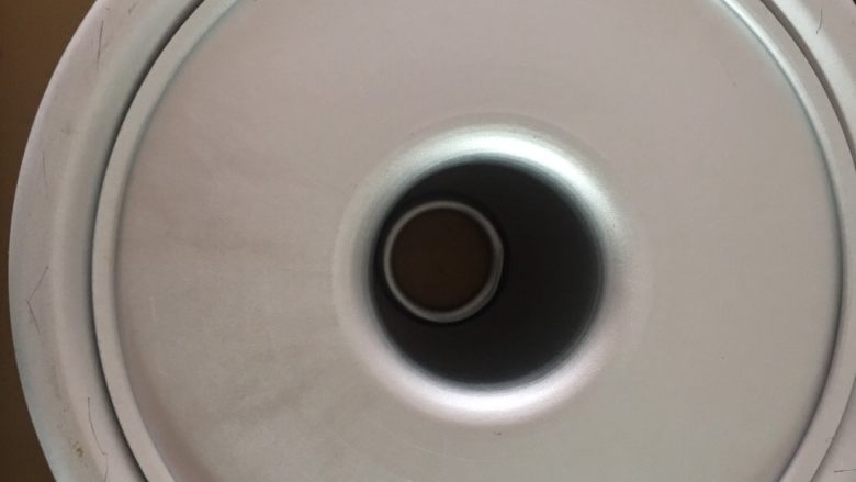 8寸中空戚风蛋糕,烤好的蛋糕出炉轻轻磕一下,立即倒扣!