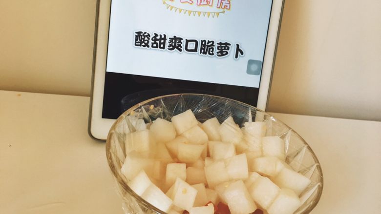 酸辣爽口脆萝卜,用筷子搅拌均匀然后用保鲜膜封起来,腌几个小时就可以吃了,隔天后的白萝卜更好吃哦!放入冰箱冷藏口味更佳!