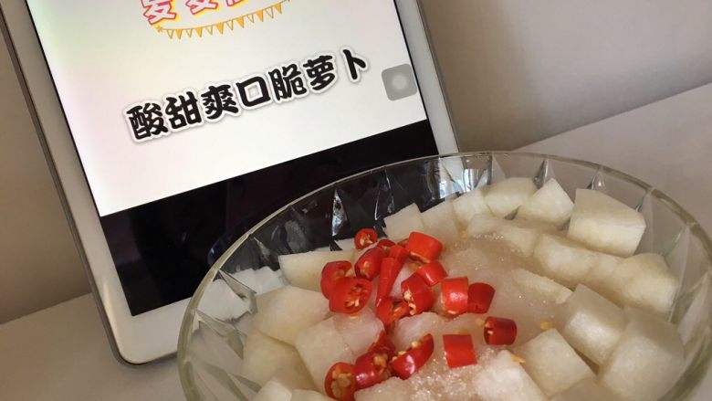 酸辣爽口脆萝卜,切好小米辣也放入萝卜中,上一步加盐没有经过清洗的白萝卜可以不用加盐,经过清洗以后,只要加一小勺盐就可以了。
