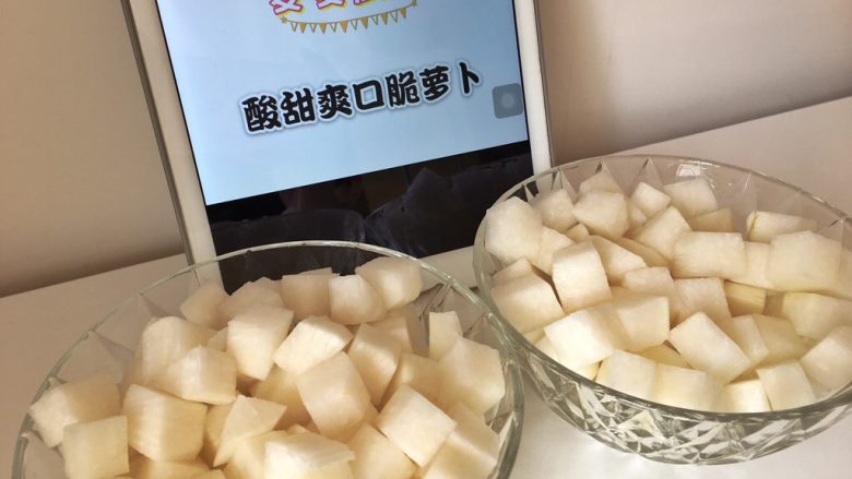 酸辣爽口脆萝卜,萝卜按照自己的喜欢切成块状或条状,切的不要太薄了,不然就没有脆爽的口感了,没有特别大的容器,我就分开装了