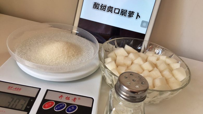 酸辣爽口脆萝卜,按比例称好糖,加入萝卜中