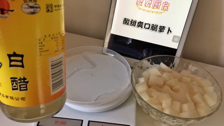 酸辣爽口脆萝卜,按比例称好醋,加入萝卜中