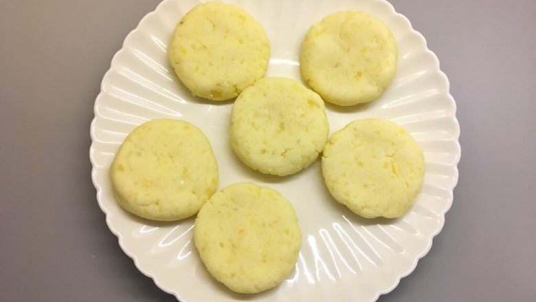 芝心土豆饼,然后用手压扁,成一个小饼。