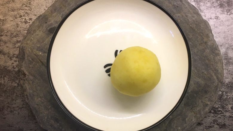 芝心土豆饼,一点点将奶酪包起来,揉成个球状。
