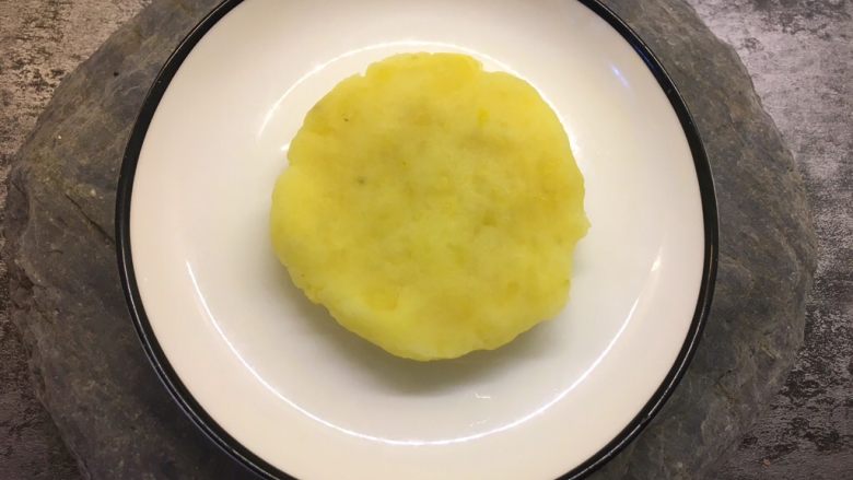芝心土豆饼,取一团土豆泥,然后压扁