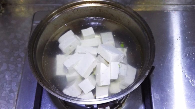 蕃茄豆腐煲,锅中做热水,将豆腐块放入焯烫一下捞出。