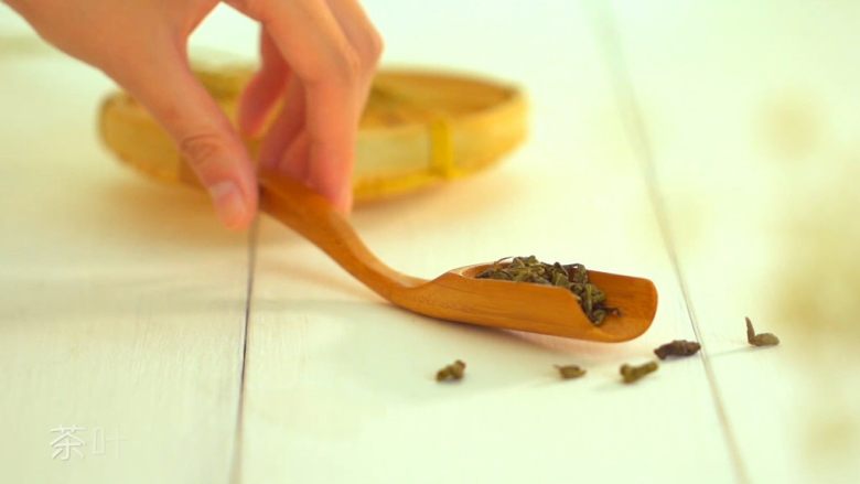 电饭煲卤牛肉,放入一些茶叶,用红茶、乌龙茶均可