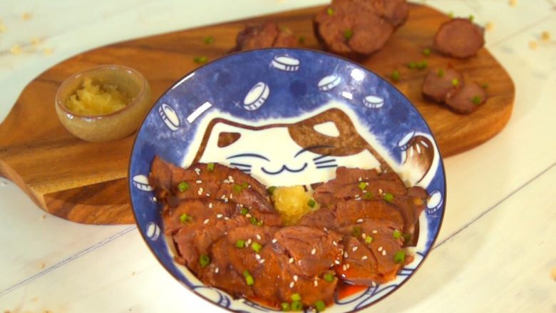 电饭煲卤牛肉,冷却后切盘,然后撒上蒜末,辣油等调料,就可以吃啦