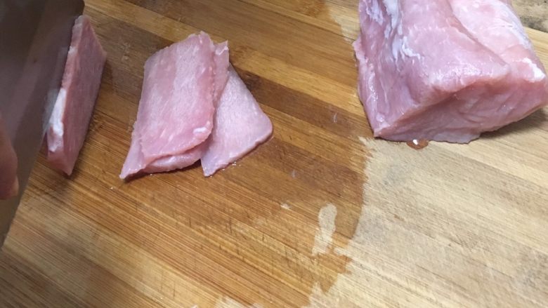 家庭版京酱肉丝,里脊肉冻一下,先切片