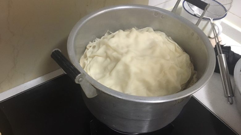 家庭版京酱肉丝,小饼一张张放入锅中,间隔20秒放一张,盖盖子,开盖放一张,都放入后5分钟关火。饼可以一张张揭开