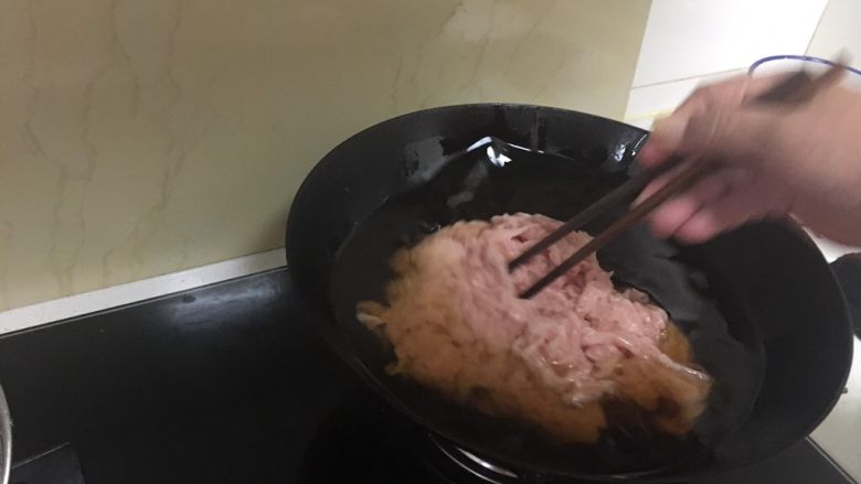 家庭版京酱肉丝,中火热油,凉油就开始滑炒