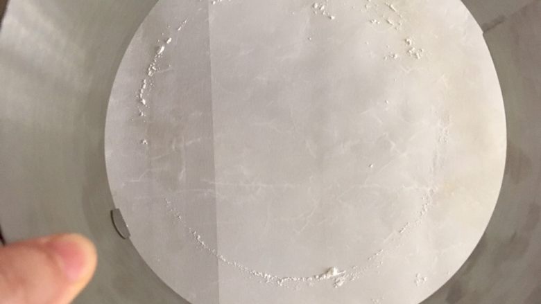 #不一样的泡芙#布雷斯特泡芙,慕斯模边缘涂上材料外的低筋面粉,放到铺着油布的烤盘上,留下圆形印记