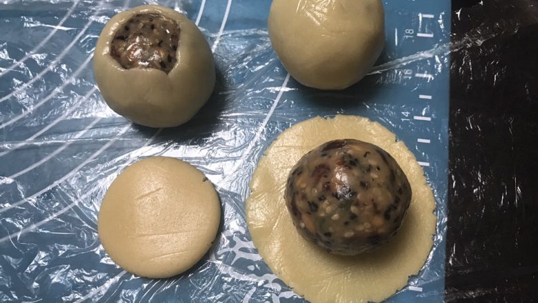 广式五仁月饼,包上五仁馅,用虎口慢慢收口