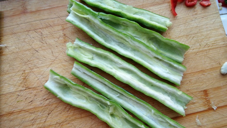 耗油蒜泥蛇豆条,蛇豆段中间切开,去籽