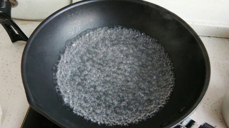 耗油蒜泥蛇豆条,置锅加油,烧开