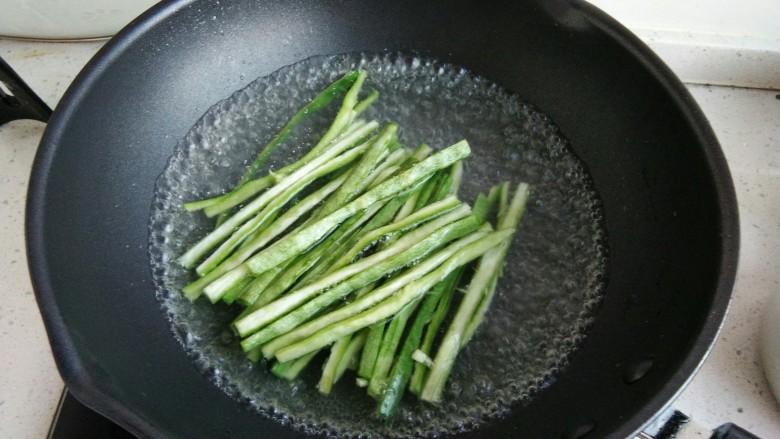 耗油蒜泥蛇豆条,下入蛇豆煮至断生