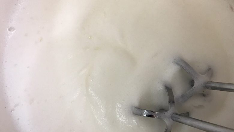 一只肥肥的肉松蛋糕卷,继续打发,浓稠厚加入第二次糖