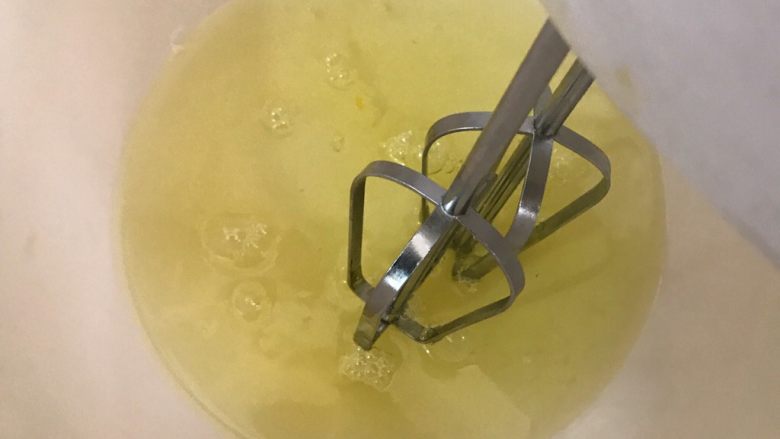 一只肥肥的肉松蛋糕卷,5个蛋白放进无水无油的干净盆里,一档打发(我习惯全程用1挡,打发的更细腻)