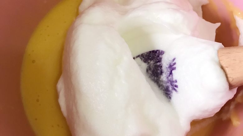 一只肥肥的肉松蛋糕卷,一半蛋白加入蛋黄糊里,翻拌均匀(刮刀1点钟方向切入,翻到7点钟方向)不要画圈搅拌容易消泡。