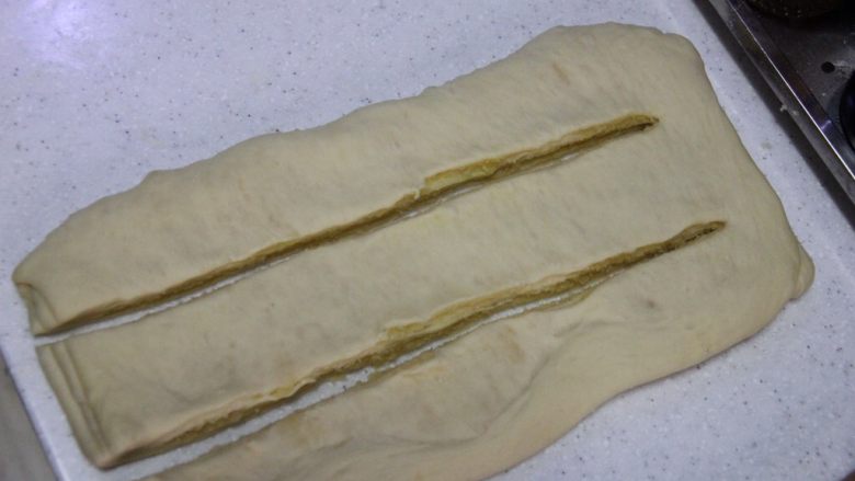椰蓉吐司,切成三条,顶部不要切断