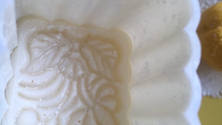 奶香南瓜月饼,用的是50克的月饼模,在模子里先撒些干粉