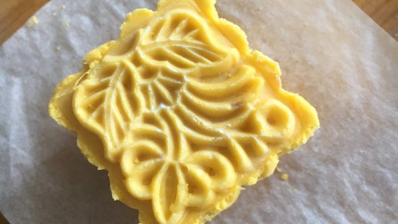 奶香南瓜月饼,轻轻地脱模,完成剩下的制作