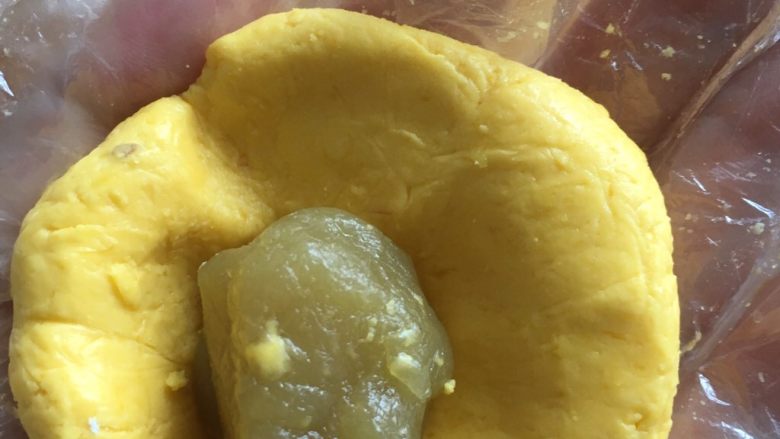 奶香南瓜月饼,把馅料包裹起来