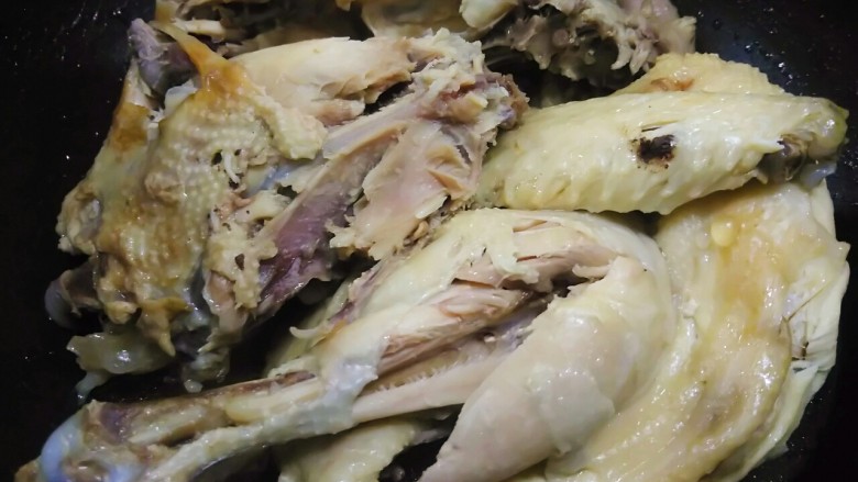 无油版电饭锅焗香鸡,放了适量水,再煮半个小时,肉质已经非常嫩滑了,香气四溢,就可以出锅啦!真正的外酥里嫩,特别有质感,而且一滴油都没有哦!