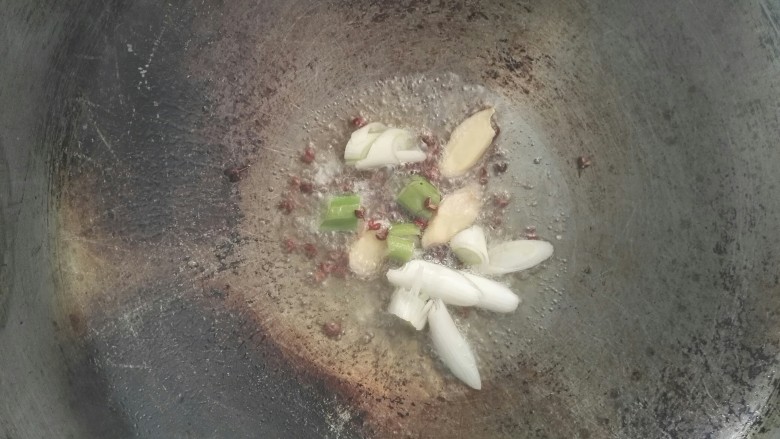 爆炒鸡胗,热锅凉油,放入花椒,葱,姜段爆香